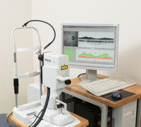 <div align="left">・眼底の網膜や神経線維の断層像を撮影します。<br>
・黄斑の病気や緑内障の診断、経過観察に有用です。</div>