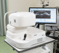 <div align="left">・前眼部を3次元的に撮影できる最新式の検査装置です。<br>
・隅角(眼内の房水の出口)や角膜、水晶体までの断層像を非接触・非侵襲で撮影できます。<br>
・閉塞隅角緑内障や角膜の病気の診断、経過観察に有用です。</div>