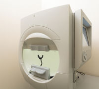 <div align="left">・視野(見えている範囲)を自動的に測ります。<br>
・比較的中心に近い視野で、色々な明るさの光に対する感度を確認します。<br>
・特に緑内障の診断、経過観察に必要な検査です。</div>