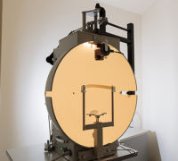 <div align="left">・広い視野(見えている範囲)を検査員が測ります。<br>
・色々な大きさと明るさの光を動かしながら感度を確認します。</div>