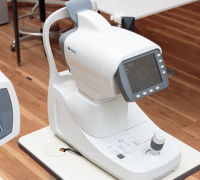 <div align="left">・眼球の表面に空気を吹き付けて、眼圧(眼の硬さ)を測定します。</div>