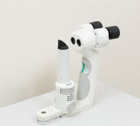 <div align="left">・眼の表面を拡大して、直接詳しく観察する手持ち式の顕微鏡です。<br>
・乳幼児や椅子へ移動できない方の診察に使います。</div>