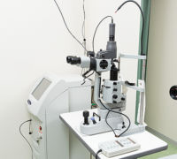 <div align="left">・網膜や虹彩にレーザー光線を当てて治療します。<br>
・網膜裂孔、糖尿病網膜症、網膜静脈閉塞症、閉塞隅角緑内障などの治療に使用します。</div>