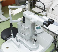 <div align="left">・ヤグレーザー(YAG) / 白内障術後に発生する後発白内障を治療します。<br>
・選択的レーザー線維柱帯形成術(SLT) / 緑内障の眼の隅角にこのレーザーを当てて、眼圧を下げる治療を行います。</div>