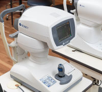 <div align="left">・近視、遠視、乱視がどの程度あるのかを調べます。<br>
・この結果を参考に視力検査を行ったり、コンタクトレンズの処方をします。</div>