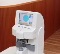 <div align="left">・現在使っている眼鏡の度数を測ります。</div>